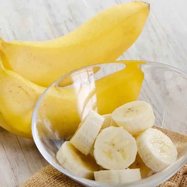 The uses of bananas are very diverse, thanks to the ingredients containing many nutrients, bananas can bring 5 main effects such as: treating acne, regulating sebum, moisturizing, treating dark spots and fighting the aging process.