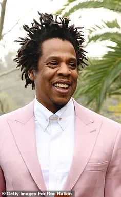 Roc Nation de Jay-Z escreve carta aberta às autoridades da Geórgia exigindo justiça para Ahmaud Arbery | Daily Mail Online