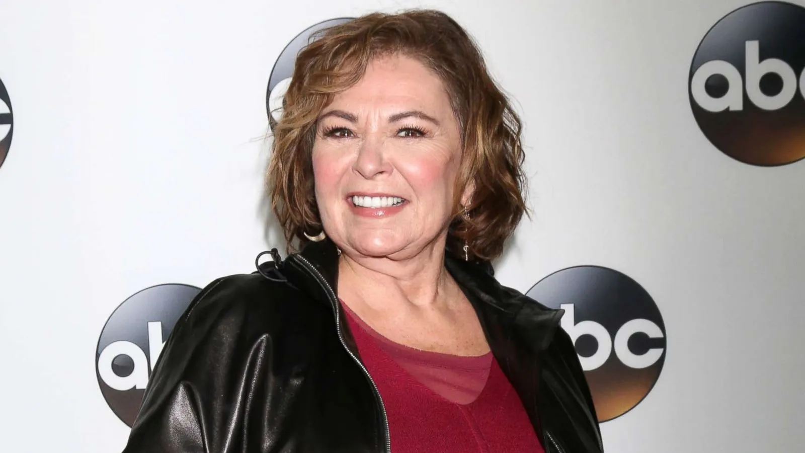 Roseanne Barr diz que ter sua personagem como eleitora de Trump é 'realista' - ABC News