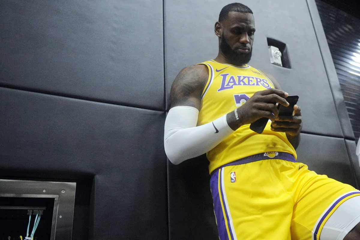 LeBron James told the young Lakers 'to stay off social media' to avoid  trade rumors - Silver Screen and Roll