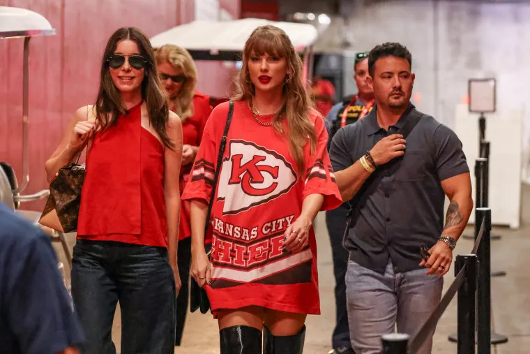 Taylor Swift Arrives At Chiefs-Bengals NFL Game In Style