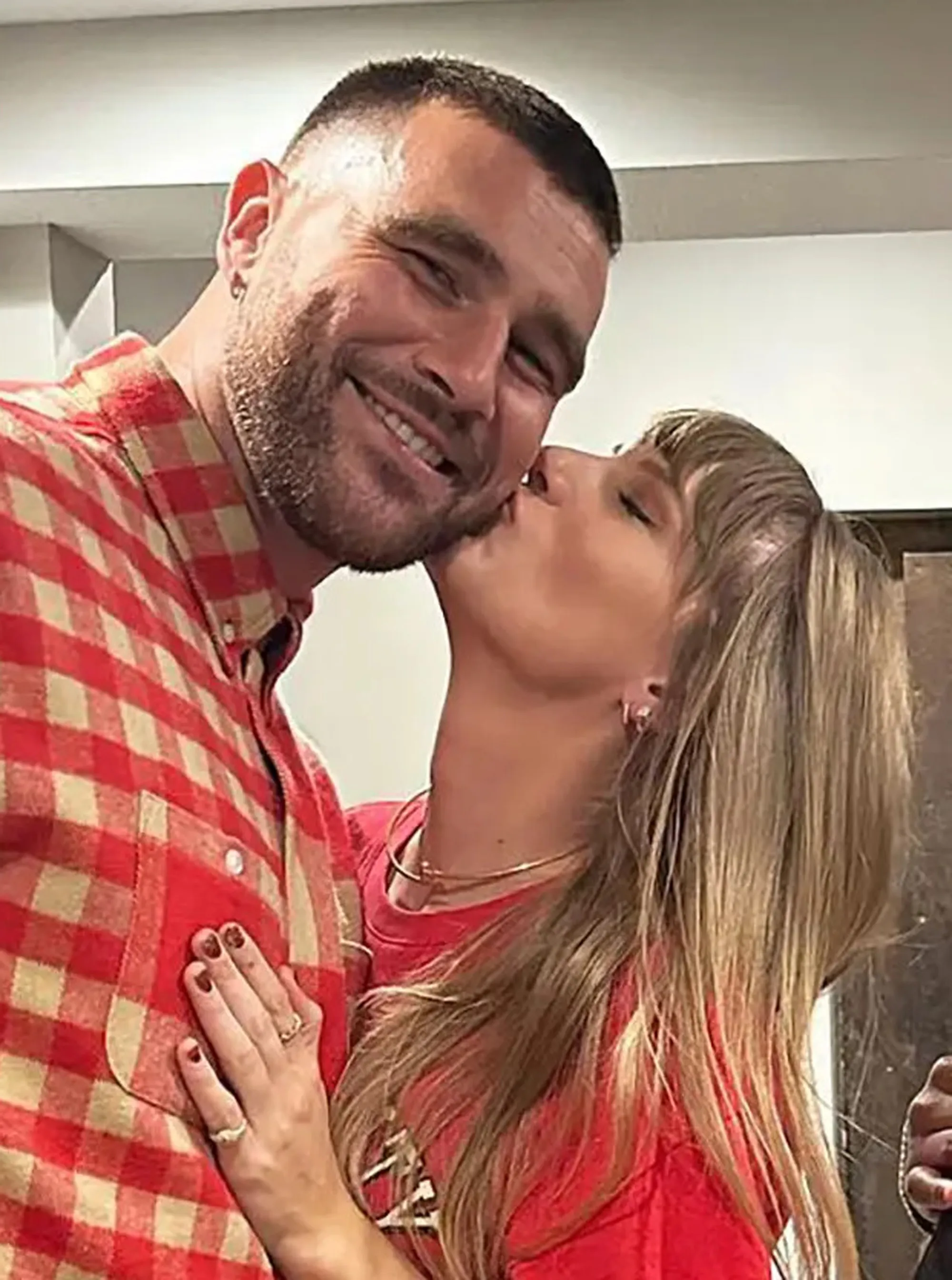 Taylor Swift with her boyfriend, Travis Kelce