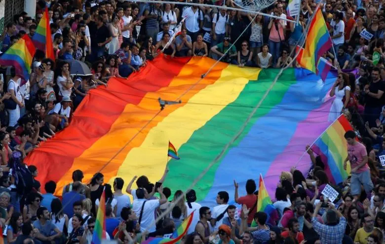 Cha đẻ' lá cờ cầu vồng lục sắc của cộng đồng LGBT qua đời ở tuổi 65