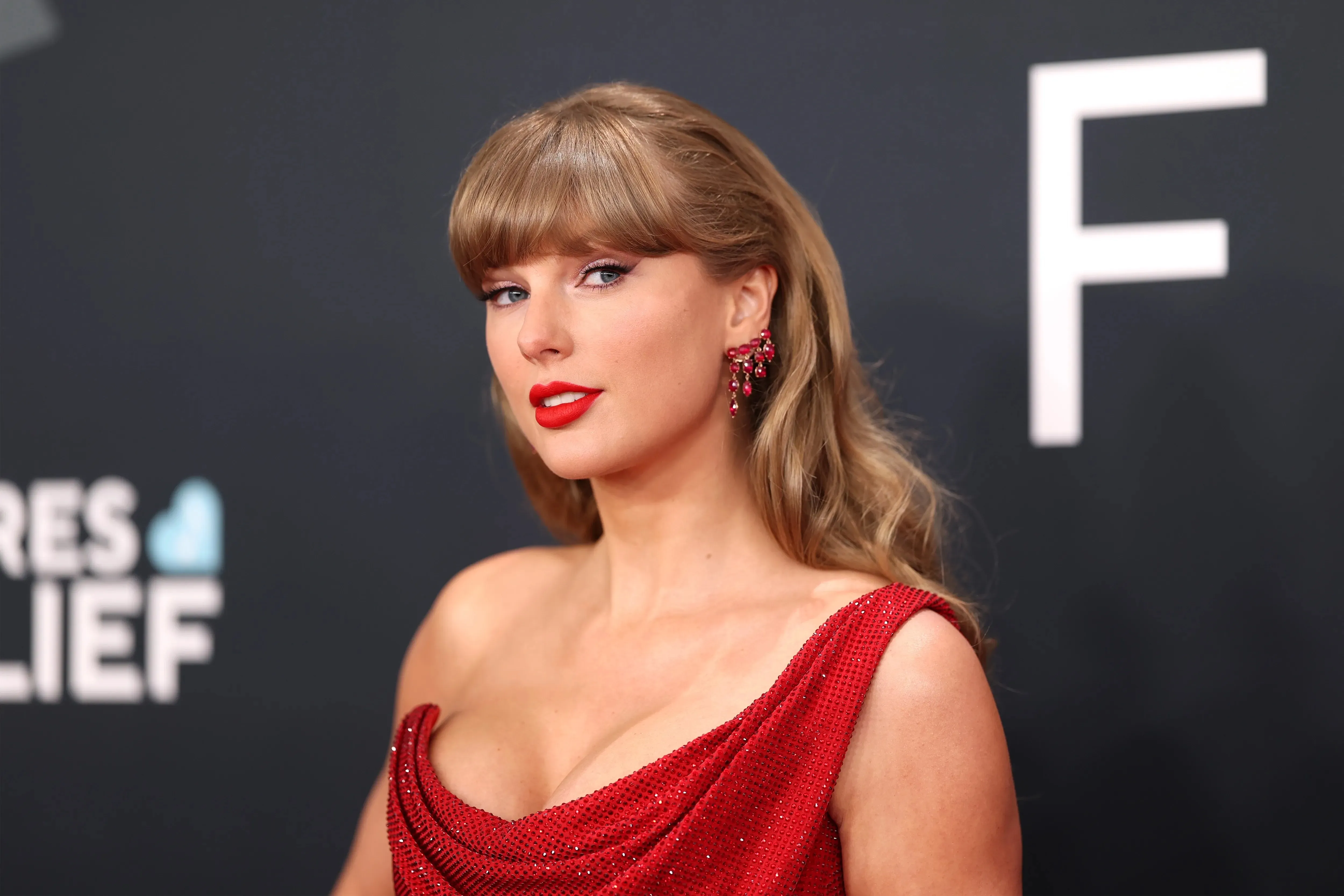 Taylor Swift và dàn sao nữ chuộng diện đồ gợi cảm trên thảm đỏ Grammy 2025  | Báo Dân trí