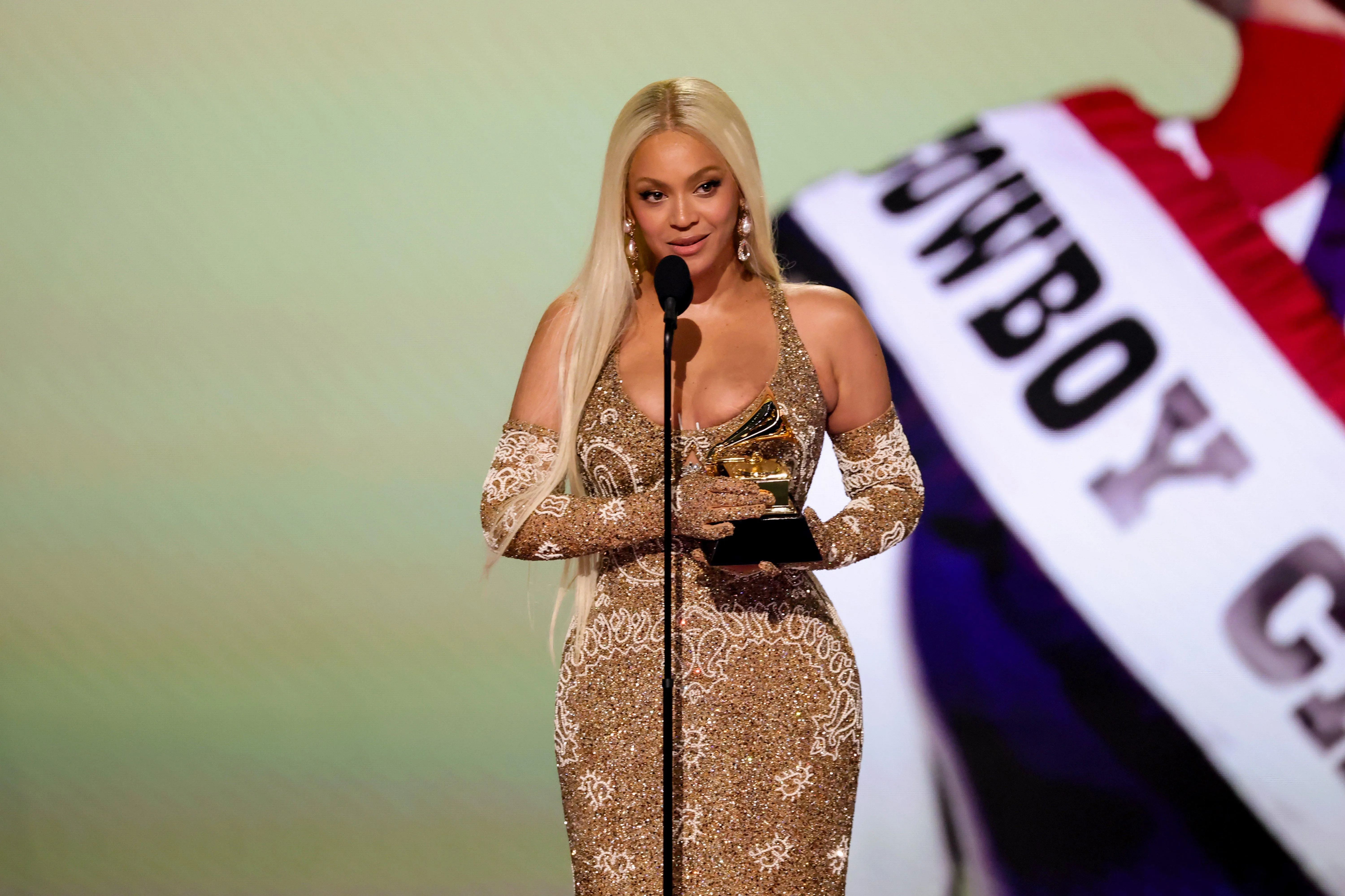 Beyoncé se convierte en la primera mujer negra en ganar un Grammy al mejor álbum country con 'COWBOY CARTER' | GRAMMY.com