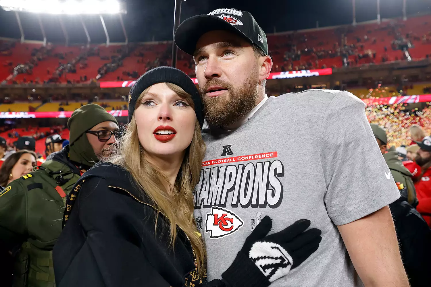  Taylor Swift celebrates with Travis Kelce #87 of the Kansas City Chiefs after defeating the Buffalo Bills 